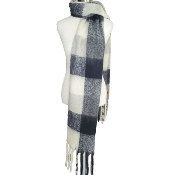 FRYE & Co. Black White Checked Fringe Warm Fuzzy Soft Cozy Knit Scarf 80 x 27 - Picture 3 of 6